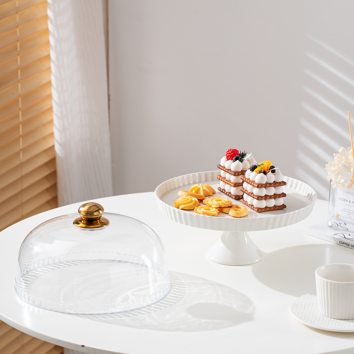 Shallow Cake Plate With Plastic Lid - Image 4